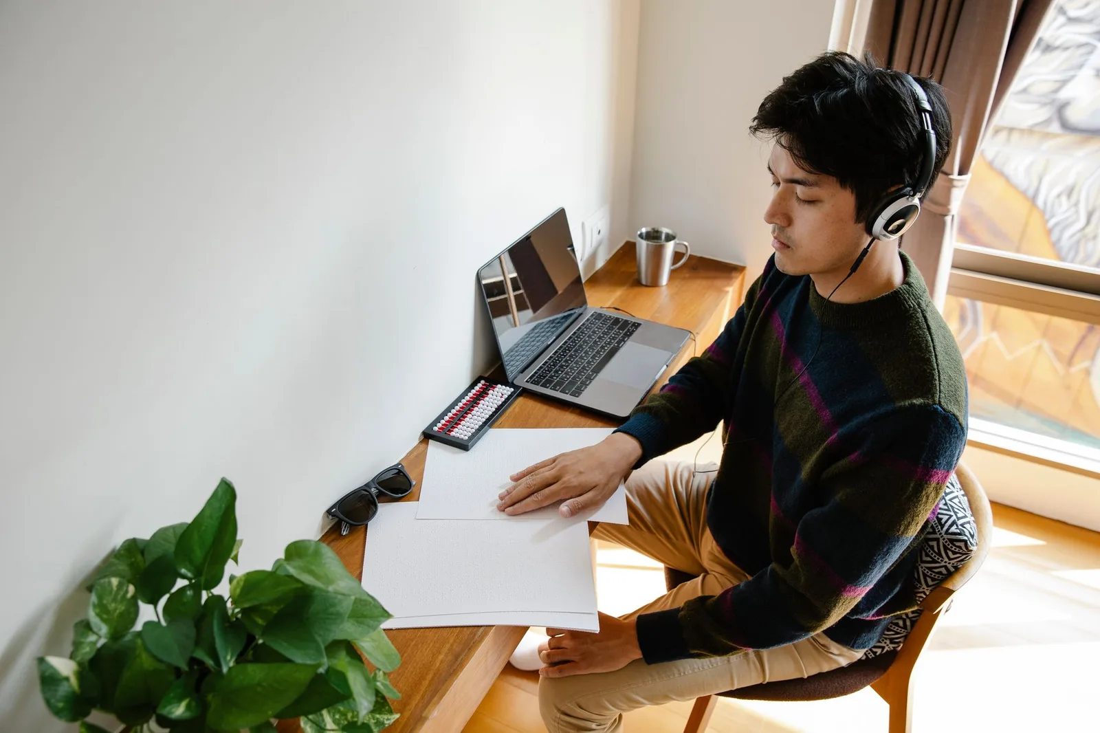 Người đi làm châu Á nghe nhạc thư giãn tại nhà