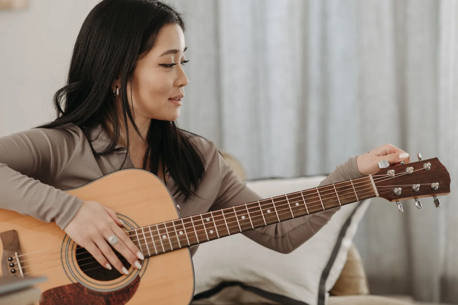 Người phụ nữ châu Á tạo playlist nhạc thư giãn