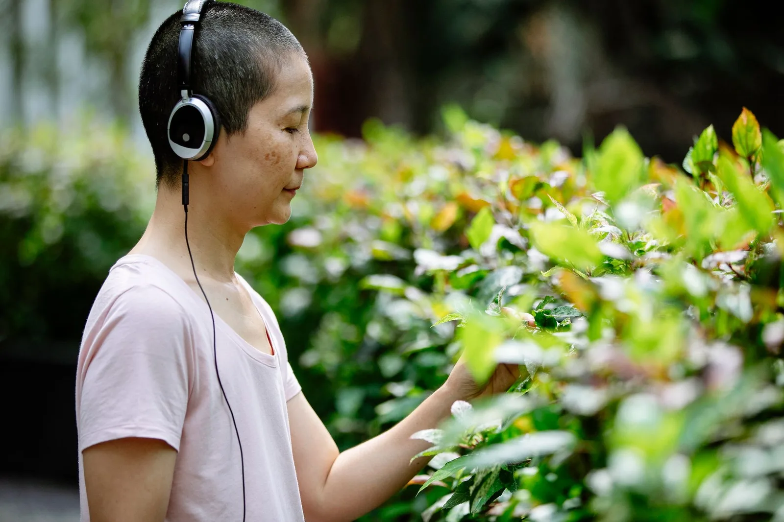 Người phụ nữ châu Á thử âm thanh thiên nhiên để tập trung