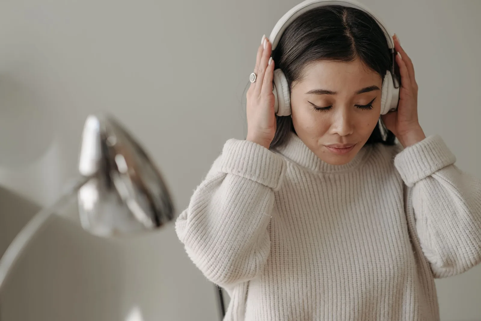 Người phụ nữ châu Á đeo tai nghe trong không gian yên tĩnh