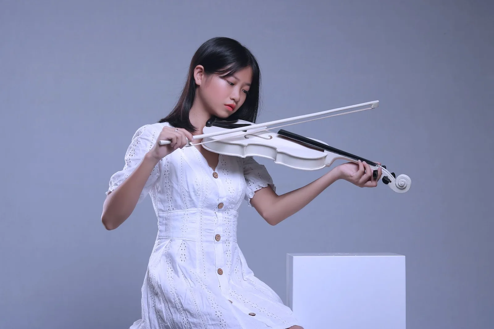 Người phụ nữ châu Á biểu đạt cảm xúc qua âm nhạc