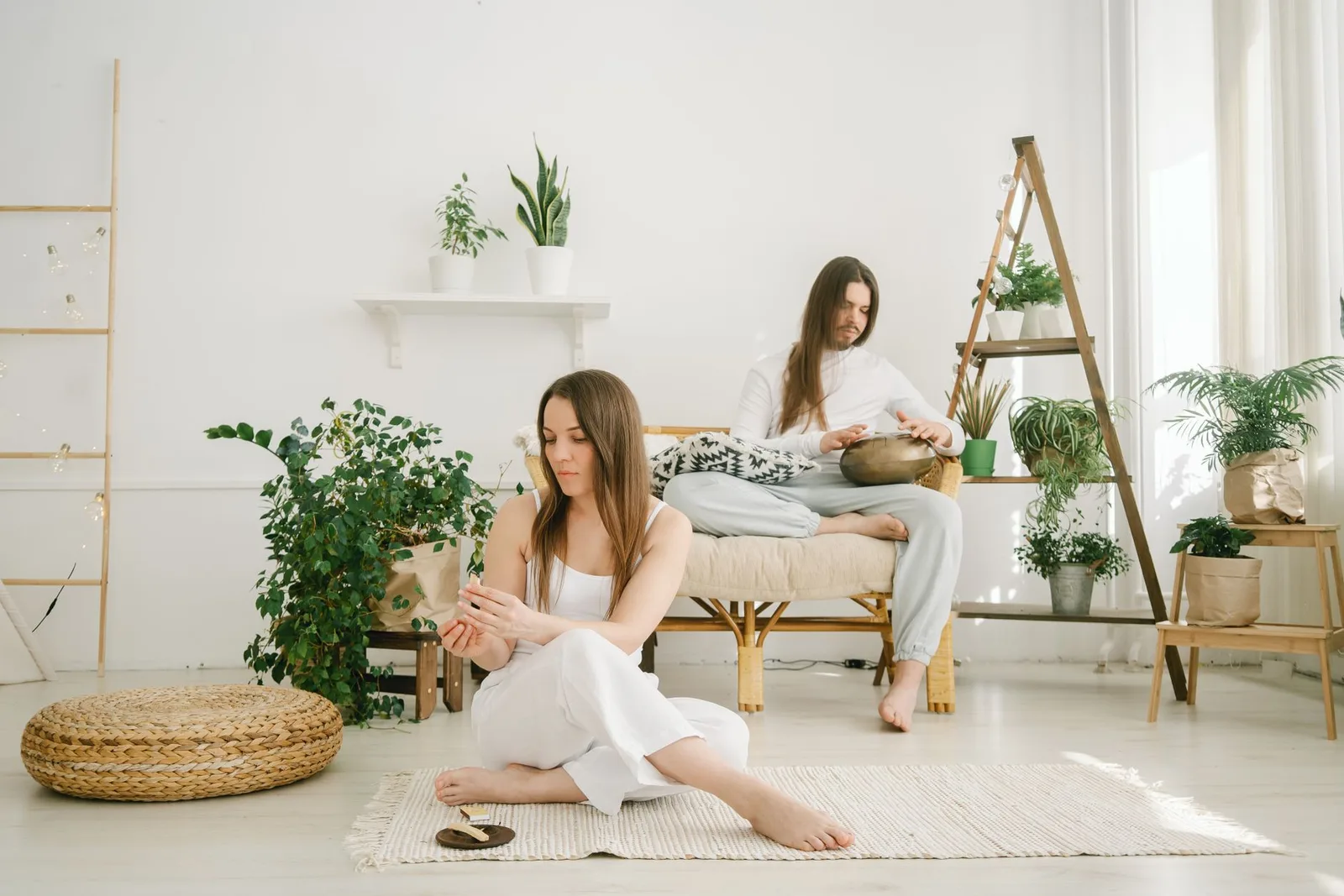 Người phụ nữ châu Á thực hành thư giãn với âm nhạc tại nhà