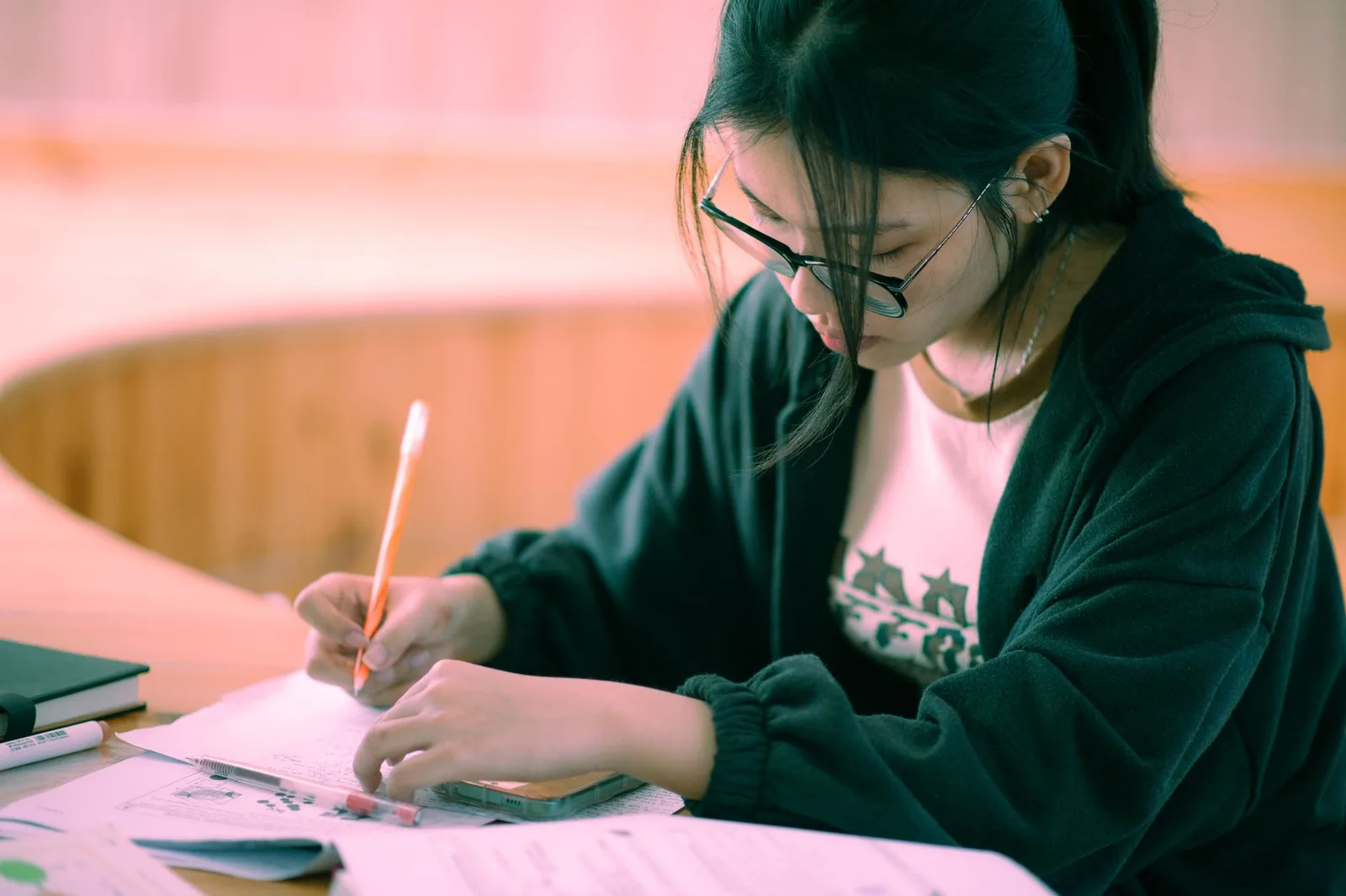 Người học ôn lại ghi chép sau khi xem phim tài liệu