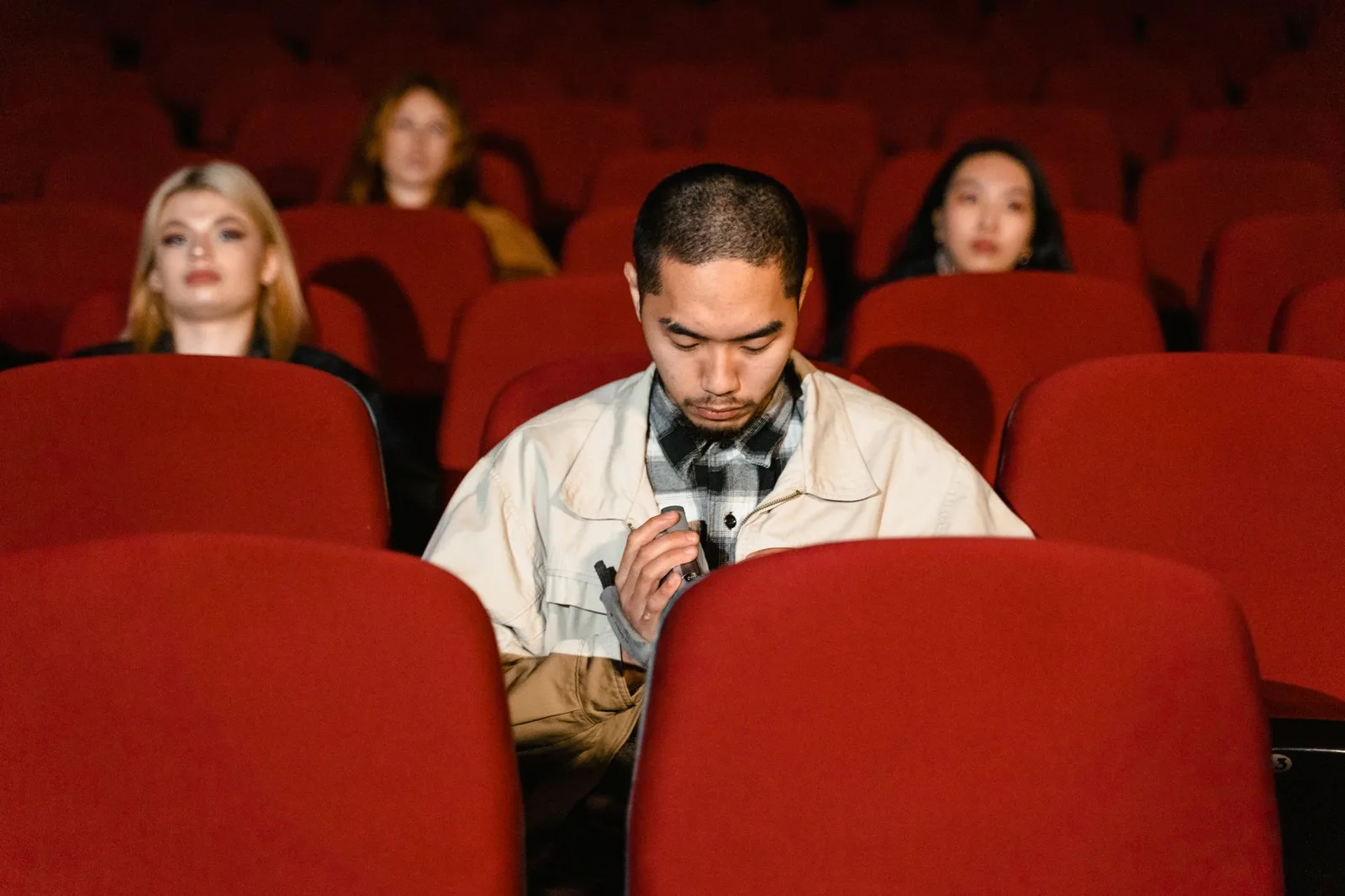 Người xem châu Á ngồi một mình với vẻ bất an