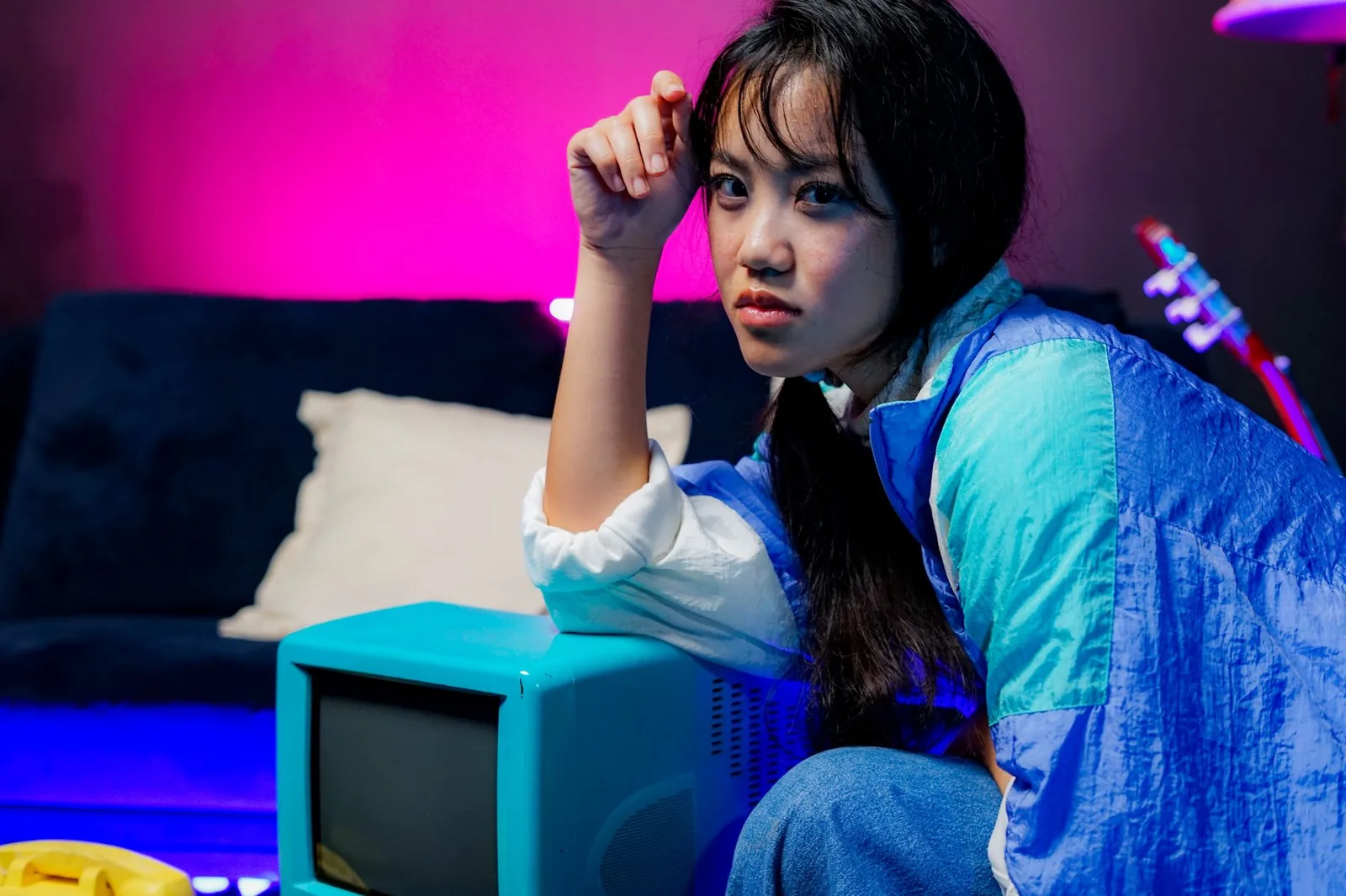Người phụ nữ châu Á thư giãn sau khi tắt tivi