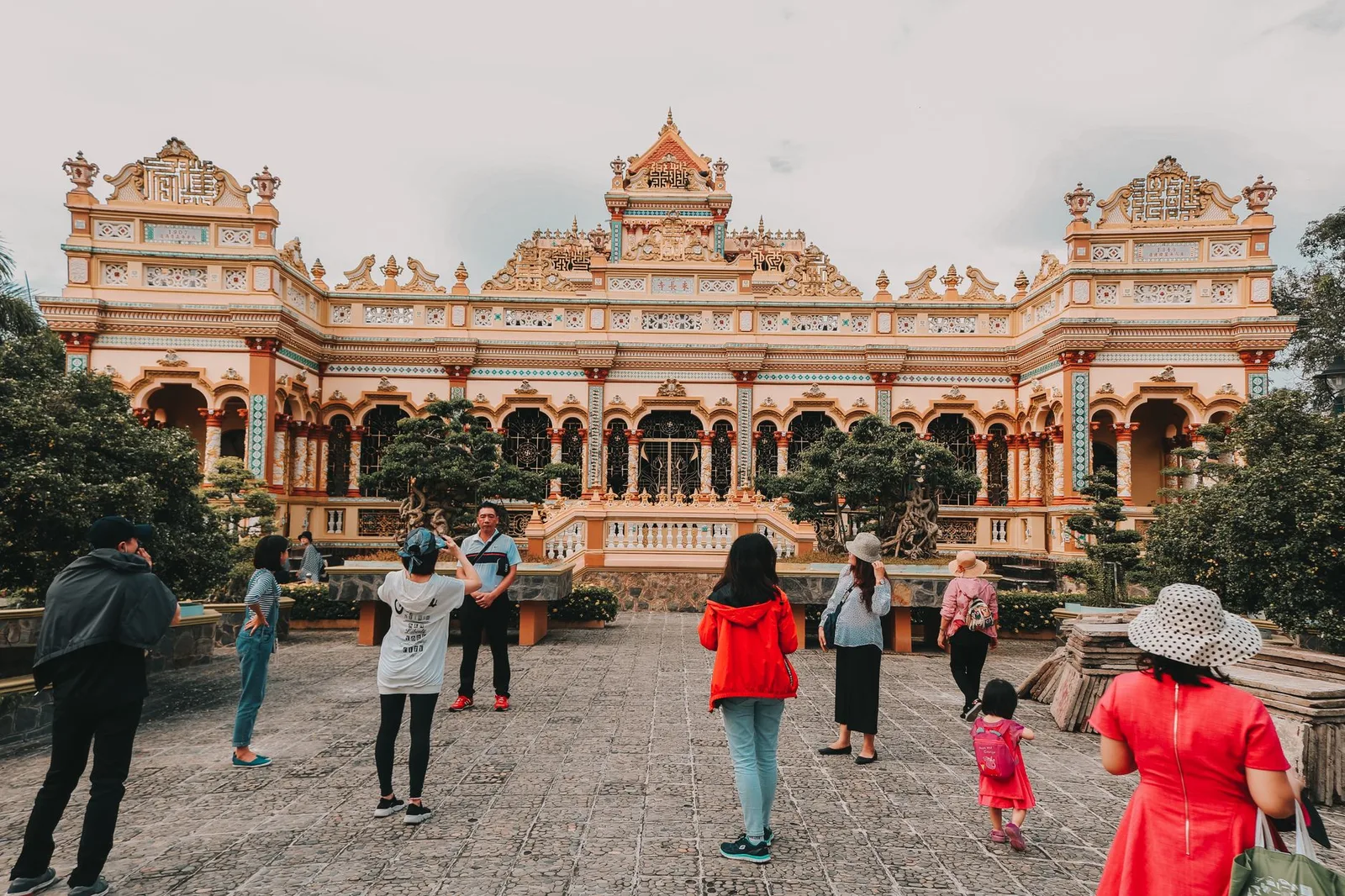 Học sinh tìm hiểu di tích cổ với thái độ văn minh