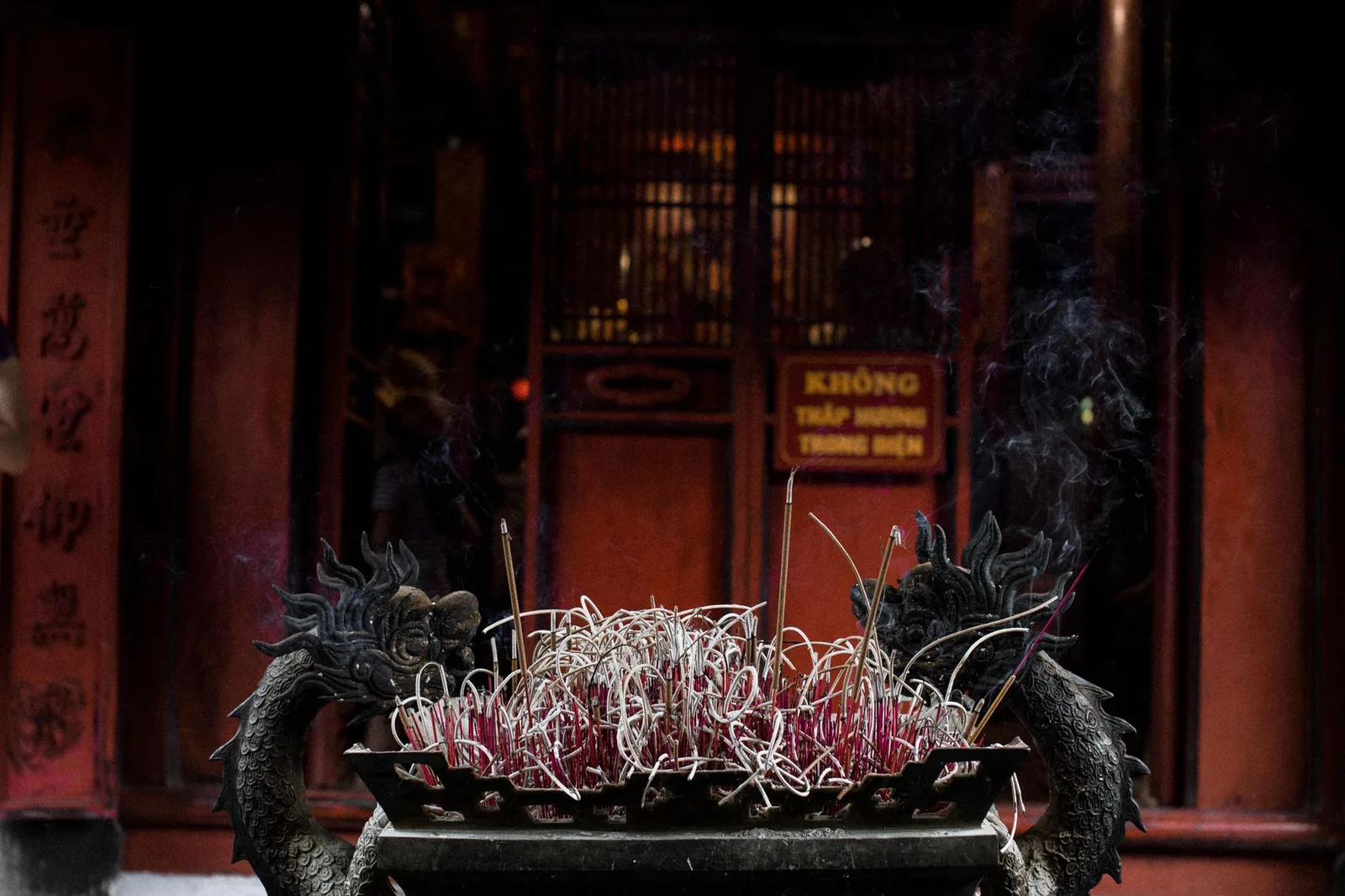 Không gian đền cổ Việt Nam trong làn khói hương