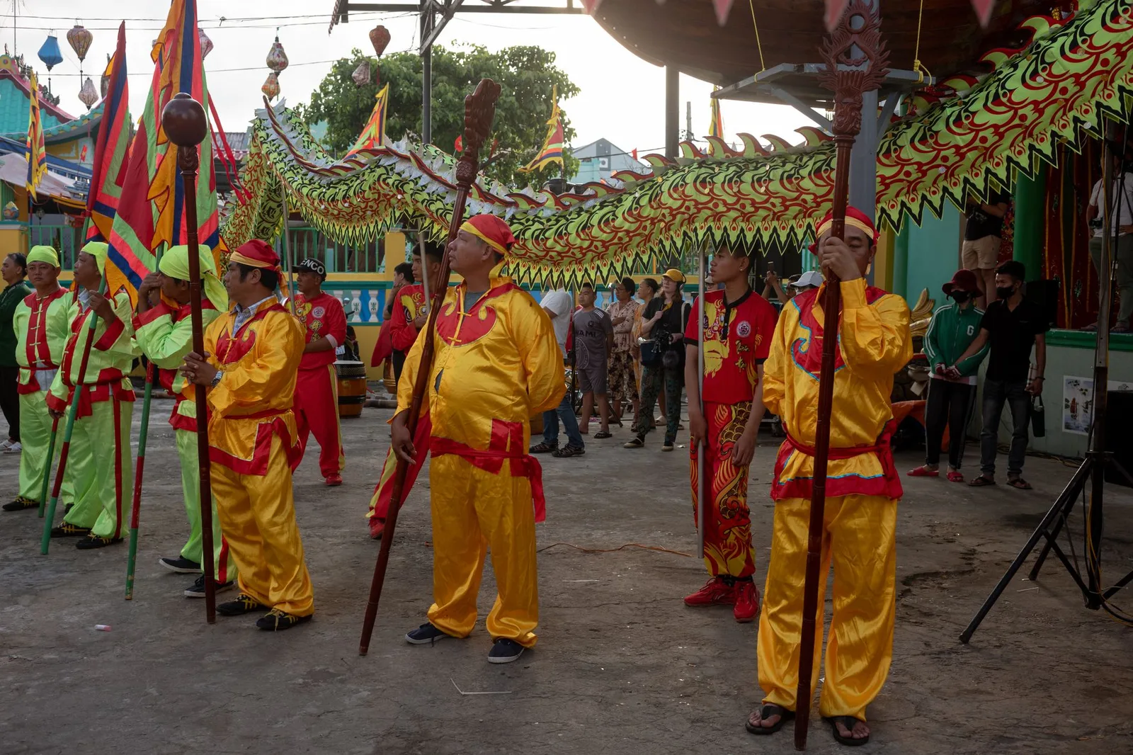 Cộng đồng người Việt cùng tham dự lễ hội tại đền