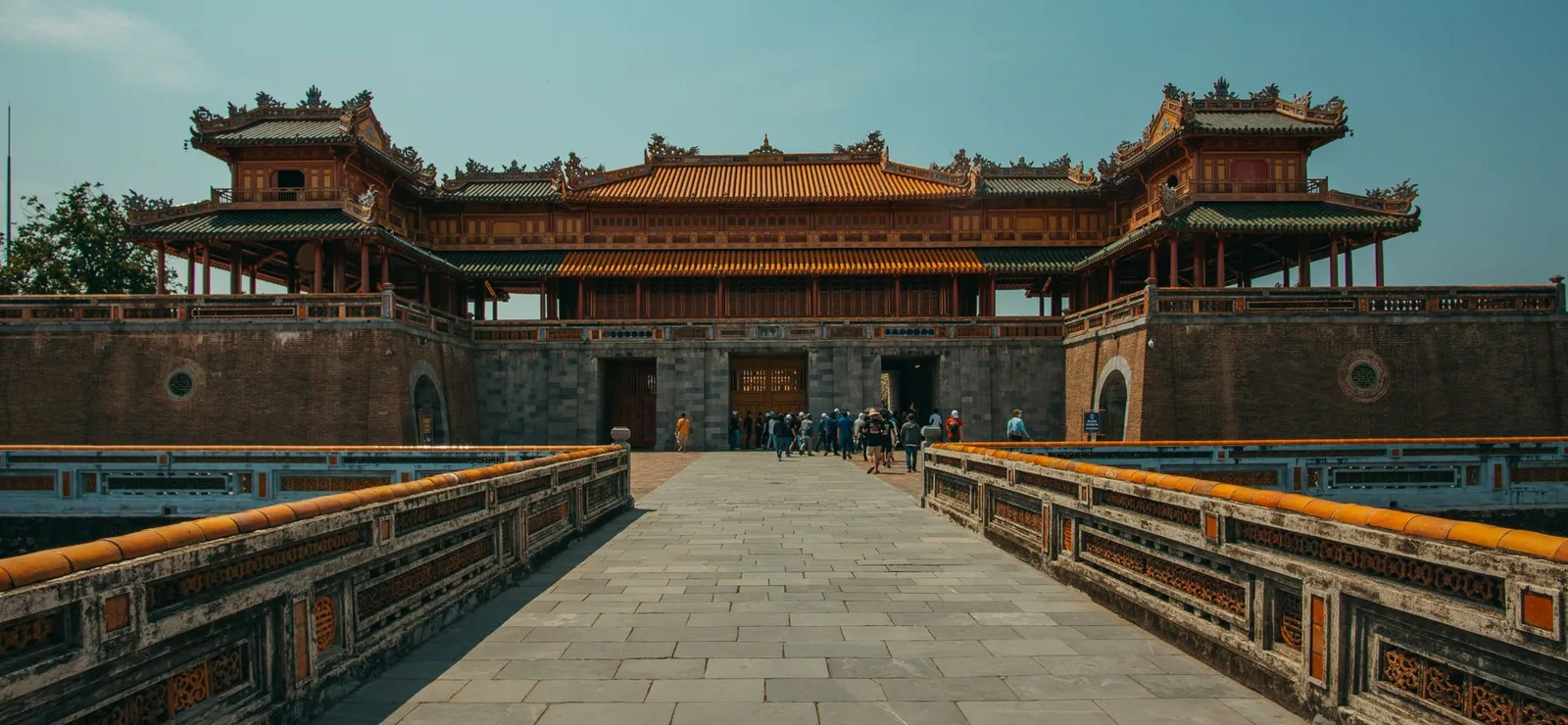 Du khách Việt Nam tham quan di tích lịch sử