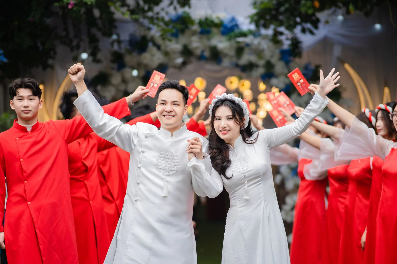 Cặp đôi người Việt mặc áo dài trong ngày lễ ăn hỏi