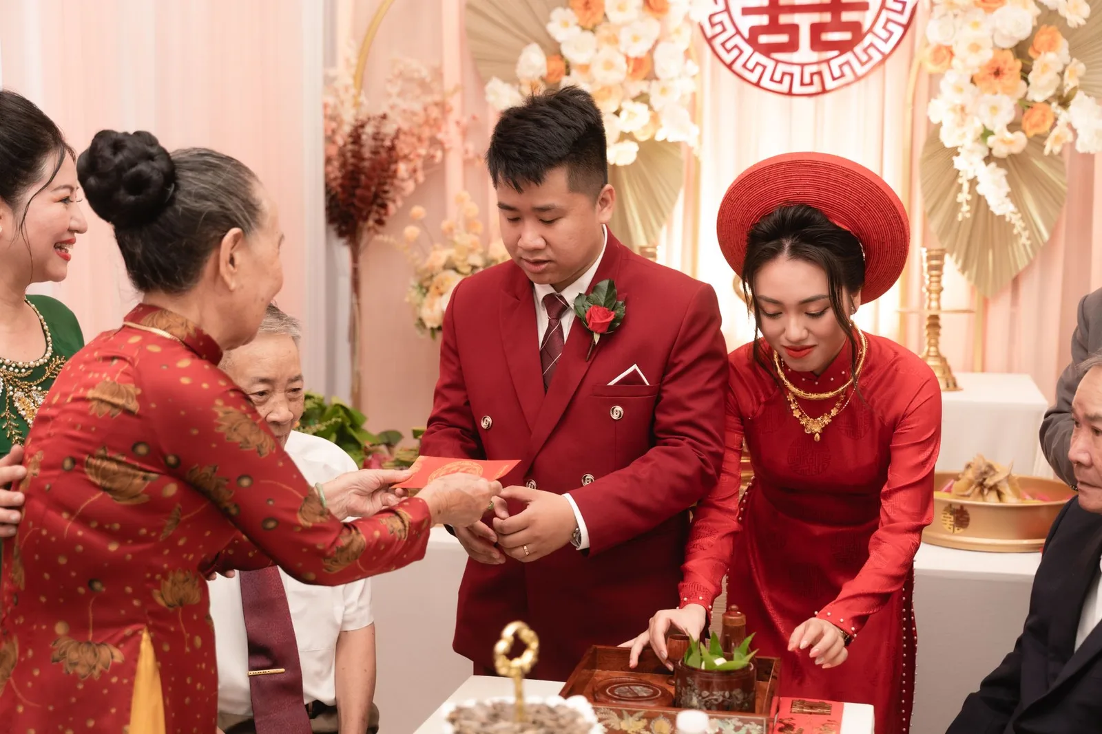 Mâm tráp lễ vật hoa quả trong đám hỏi