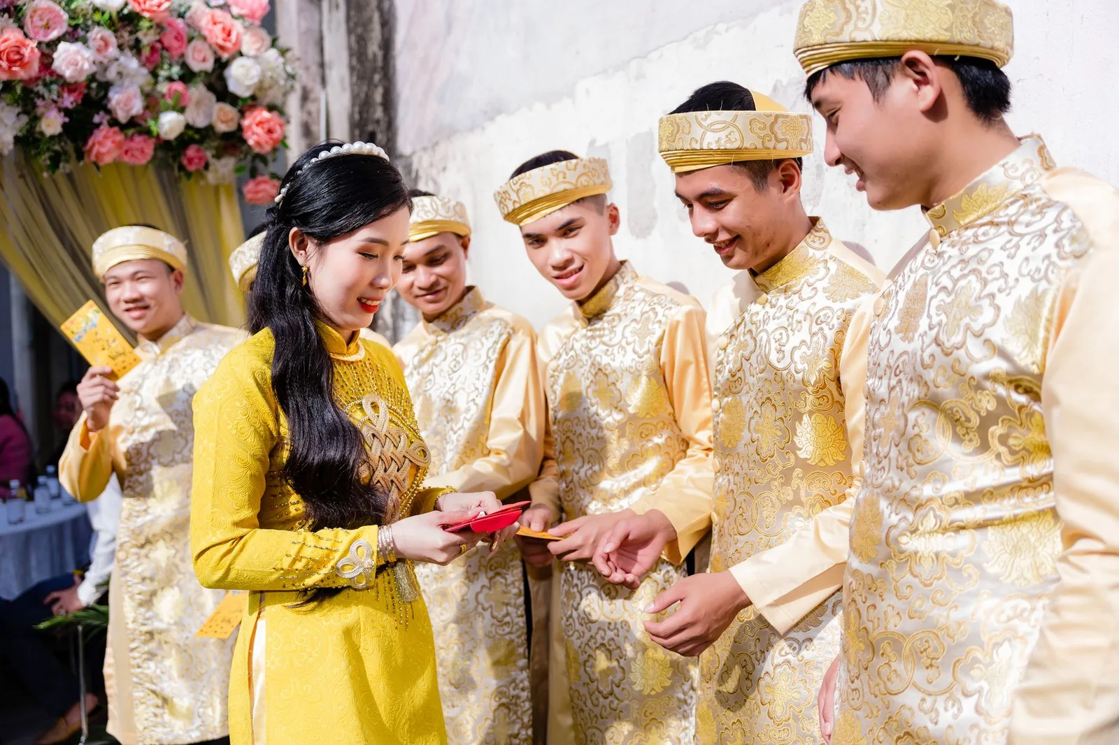 Cô dâu chú rể mặc áo dài trong lễ ăn hỏi