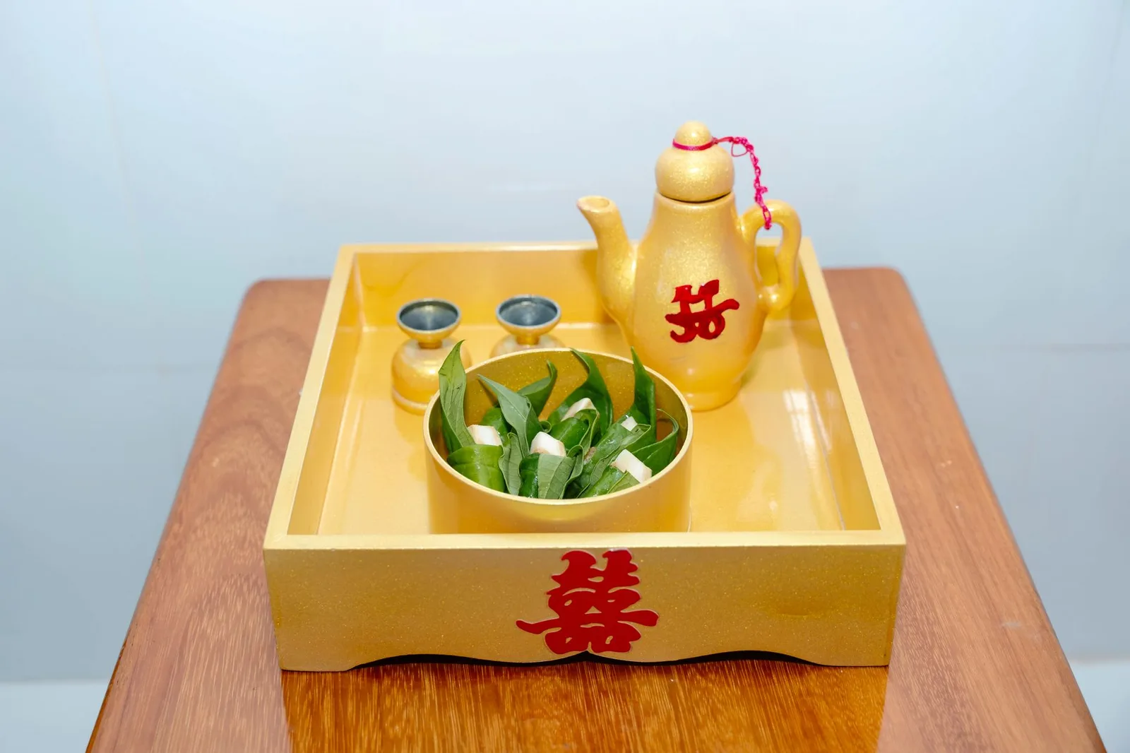 Lau chùi tráp ăn hỏi bằng khăn mềm trước khi cất giữ