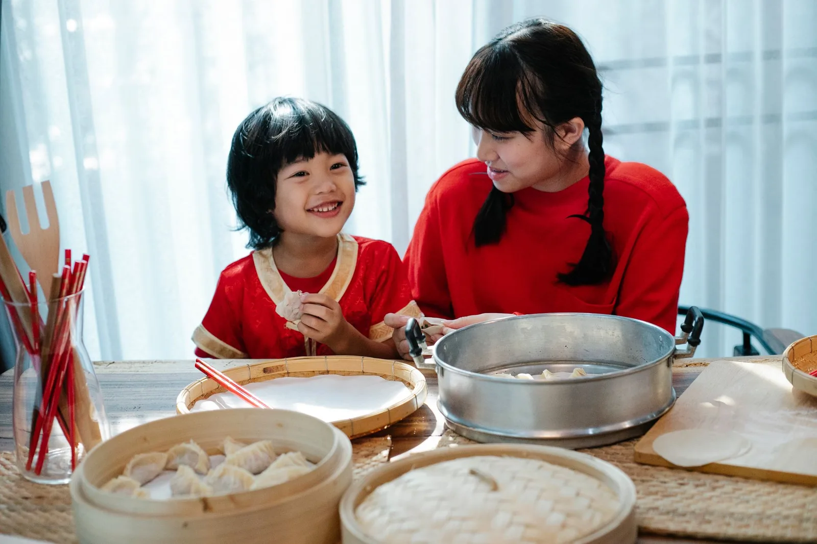Gia đình châu Á cùng nhau chuẩn bị bữa ăn trong bếp