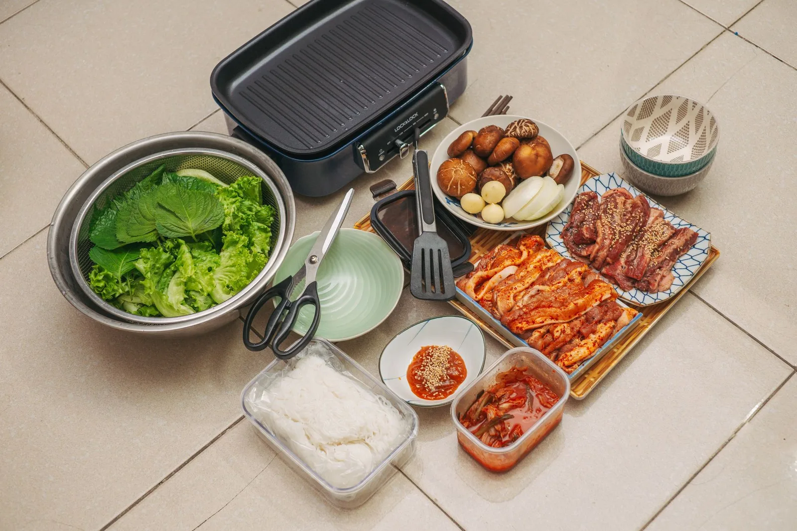 Thịt bò thái lát mỏng ướp gia vị trong bát