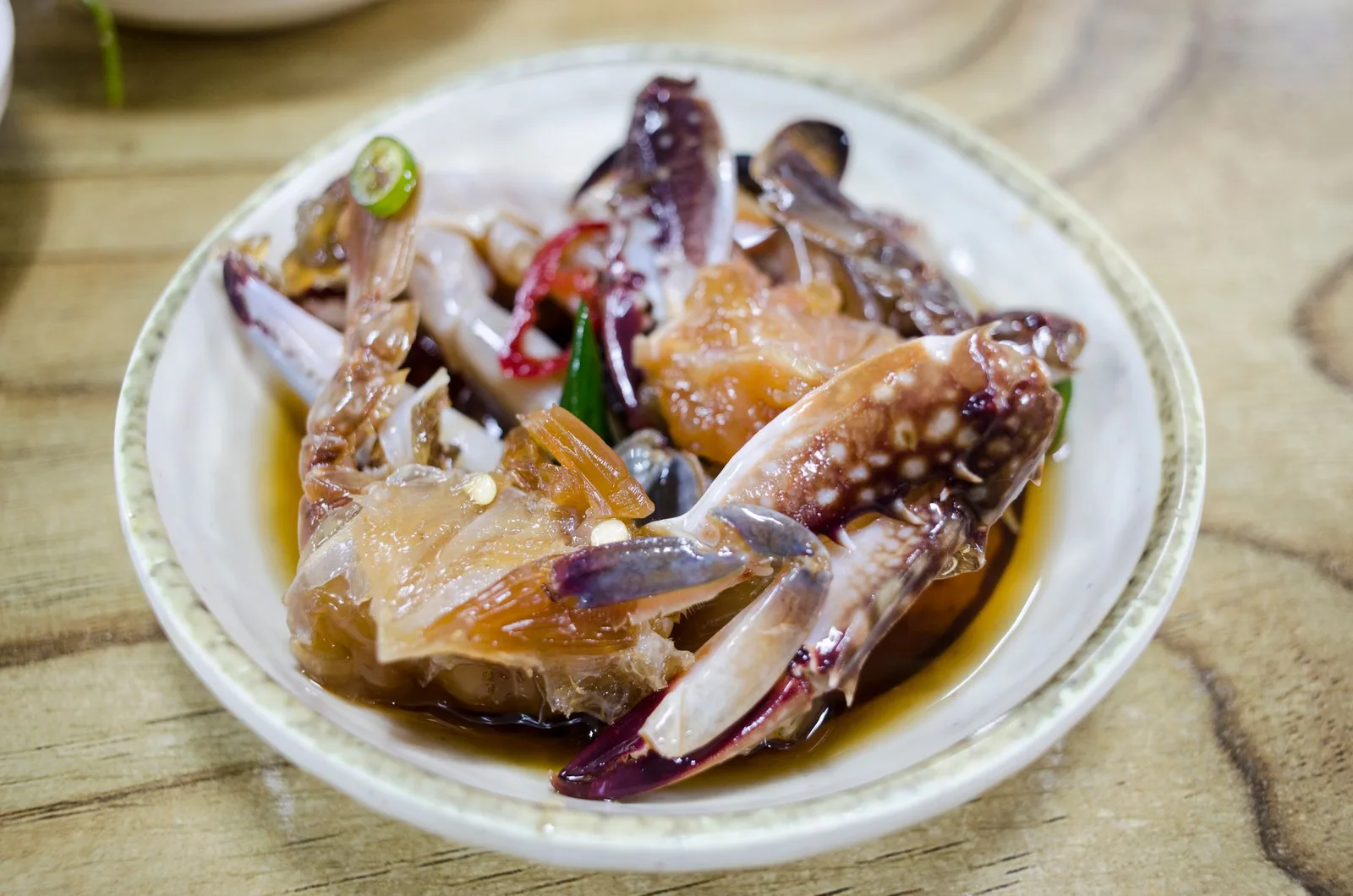 Sơ chế cua đồng sạch trước khi nấu lẩu