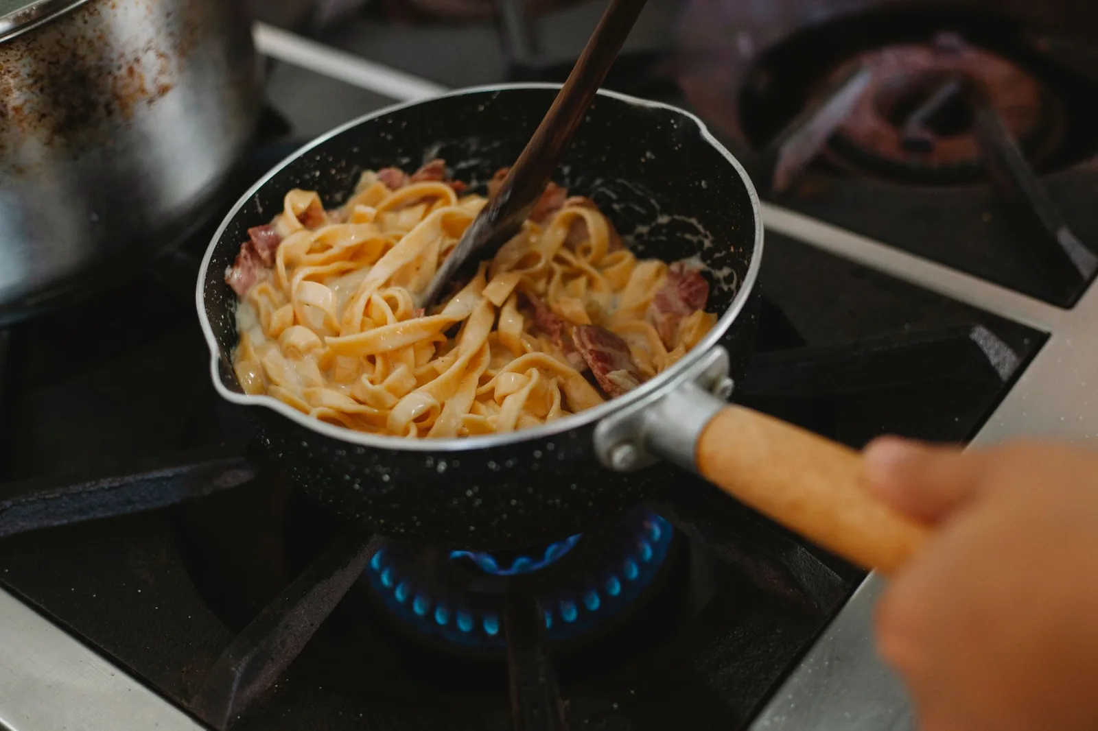 Đường thắng nước hàng trong chảo thành màu cánh gián