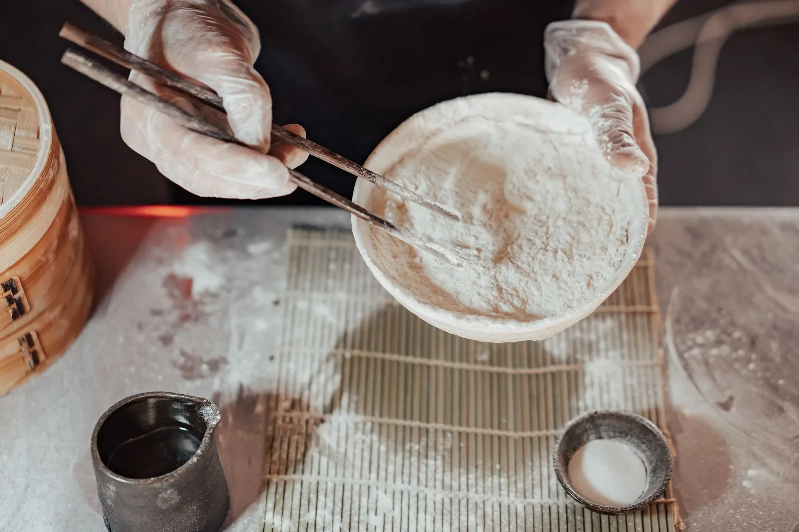 Xôi đậu xanh đang hấp trong chõ tre truyền thống