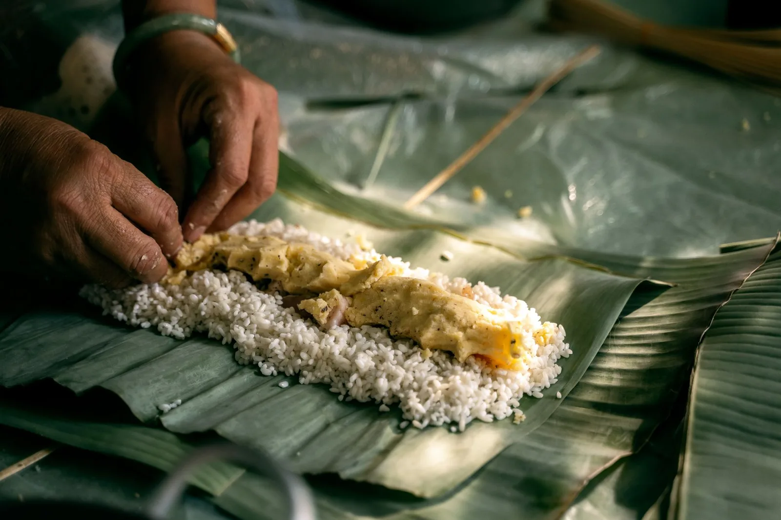 Người dân làng quê Việt Nam chuẩn bị mâm cỗ truyền thống