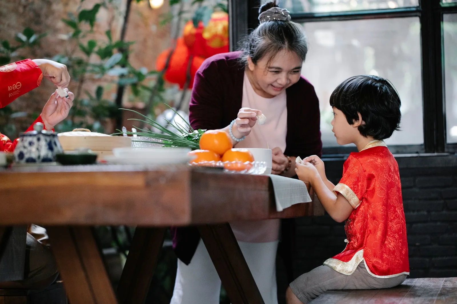 Bà dạy cháu nấu ăn – cách truyền nghề qua tay, qua mắt, qua tai