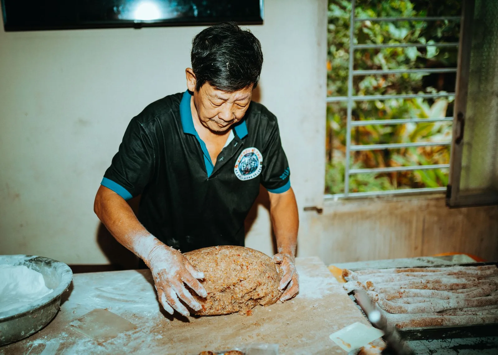 Đầu bếp Việt hiện đại chế biến món ăn giữ nghề làng cổ