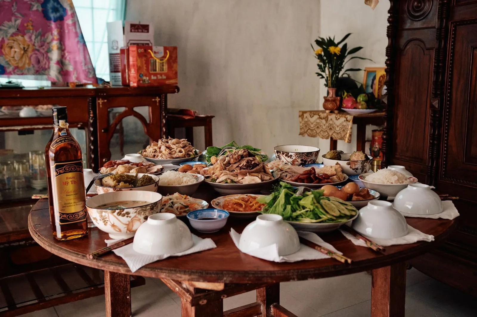 Mâm cỗ truyền thống được bày biện với nhiều món ăn