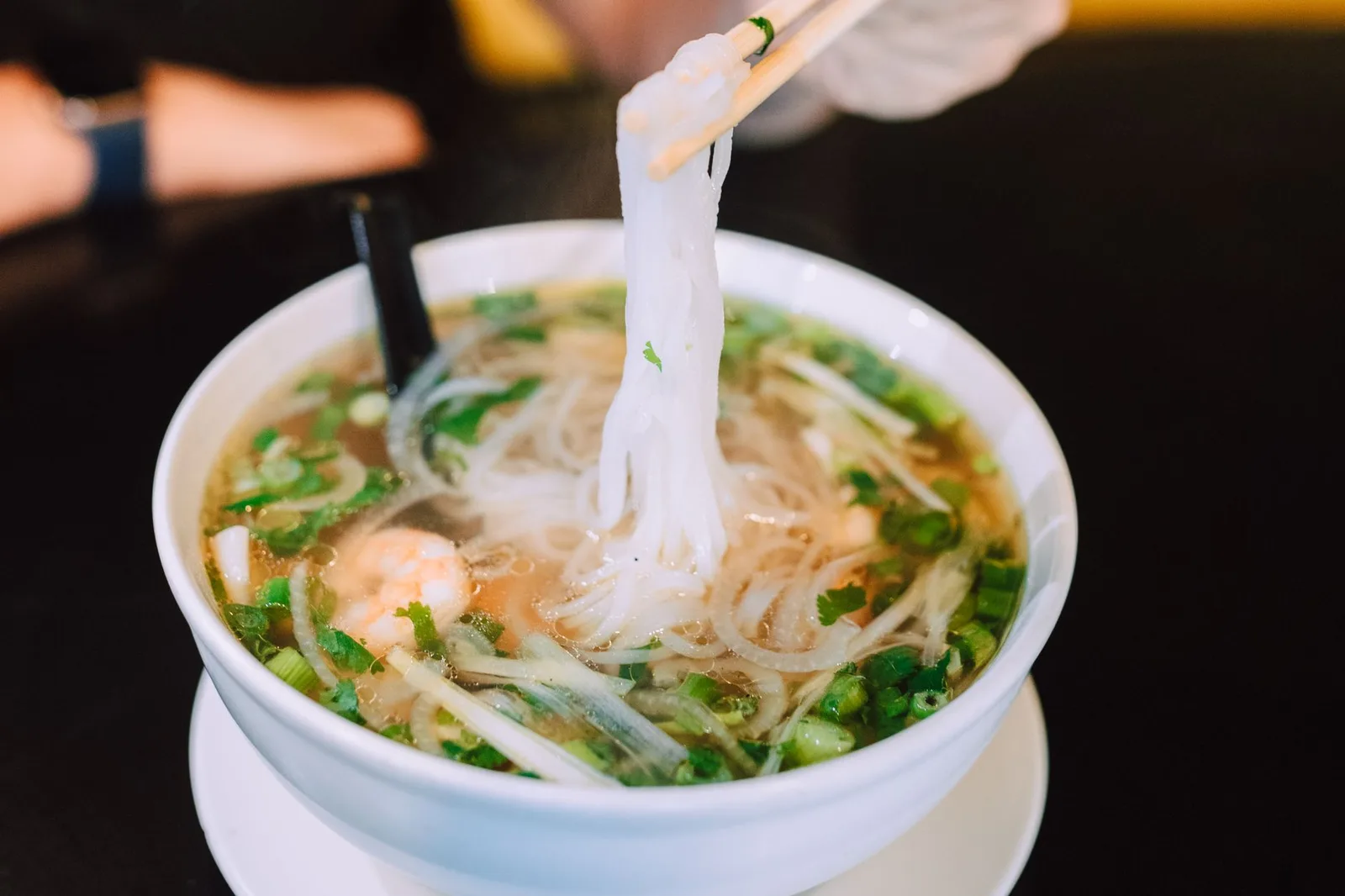 Bát canh bóng thả trong với tôm, nấm và rau củ