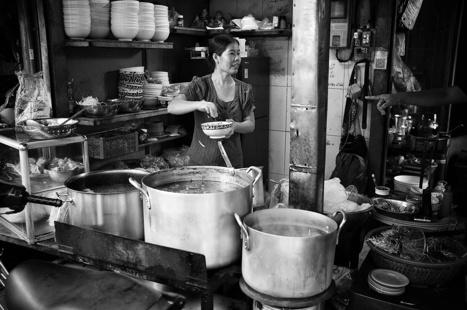 Người đầu bếp làng nấu cỗ đang đảo nồi thức ăn lớn