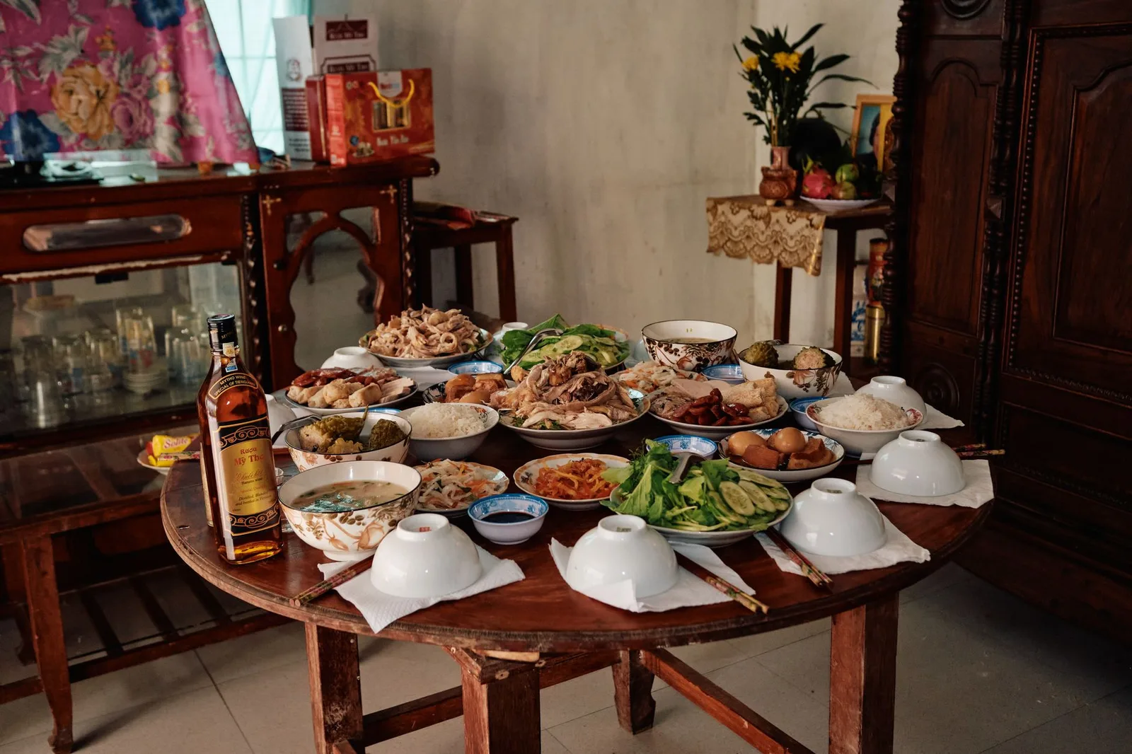 Gia đình quây quần bên mâm cỗ thịnh soạn trong ngày lễ