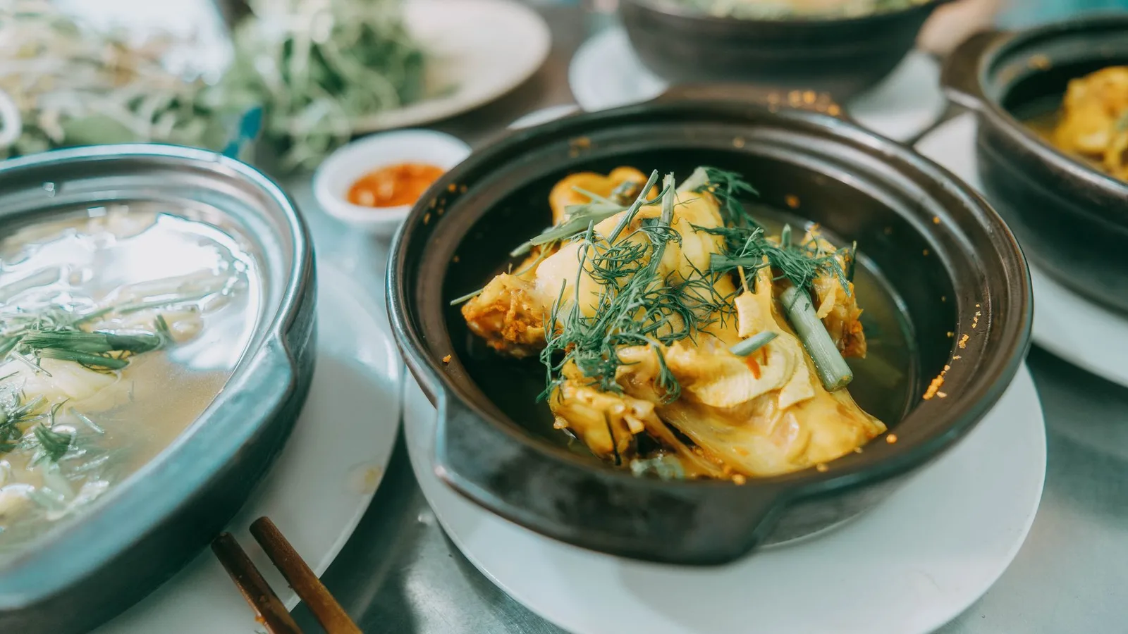 Bạn trẻ làng nấu cỗ bắt đầu học nghề từ những món truyền thống
