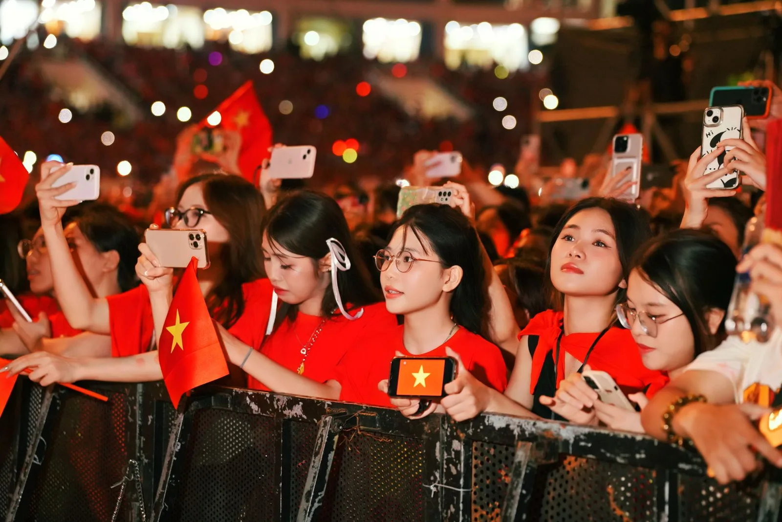 Khán giả chăm chú lắng nghe buổi biểu diễn ca trù