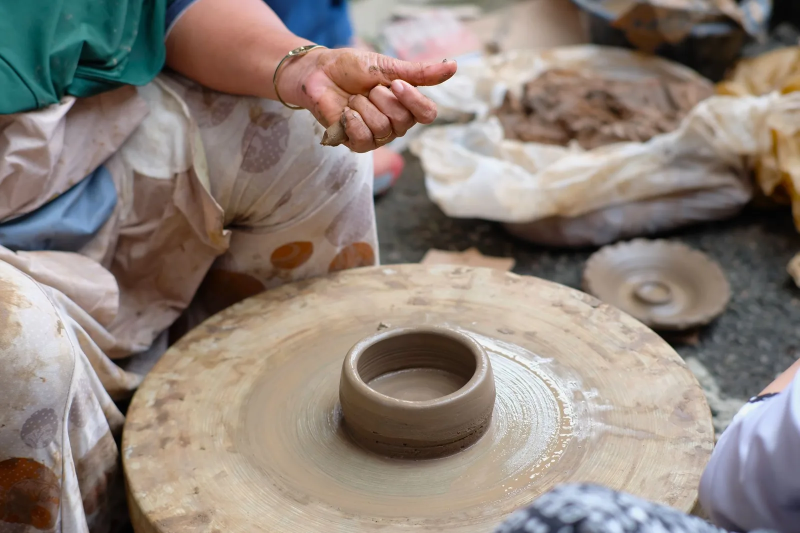 Nghệ nhân làm gốm Bàu Trúc với đôi bàn tay thoăn thoắt