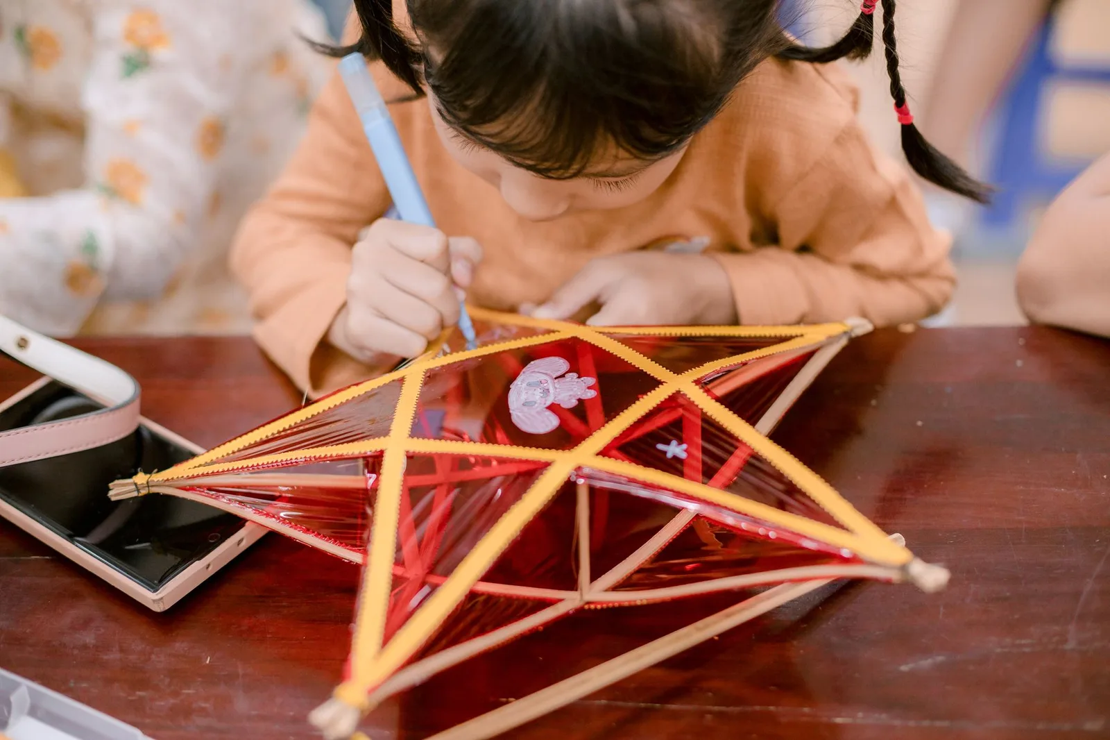 Du khách trải nghiệm làm đèn lồng trong ngày mưa ở Hội An