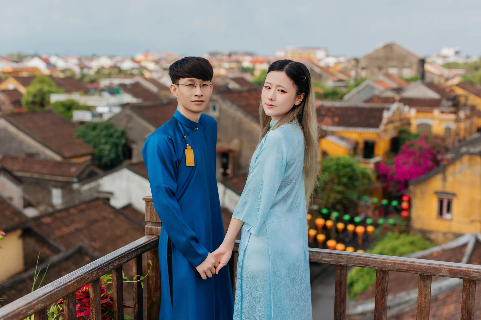 Cặp đôi đi bộ khám phá phố cổ Hội An trong cơn mưa nhẹ