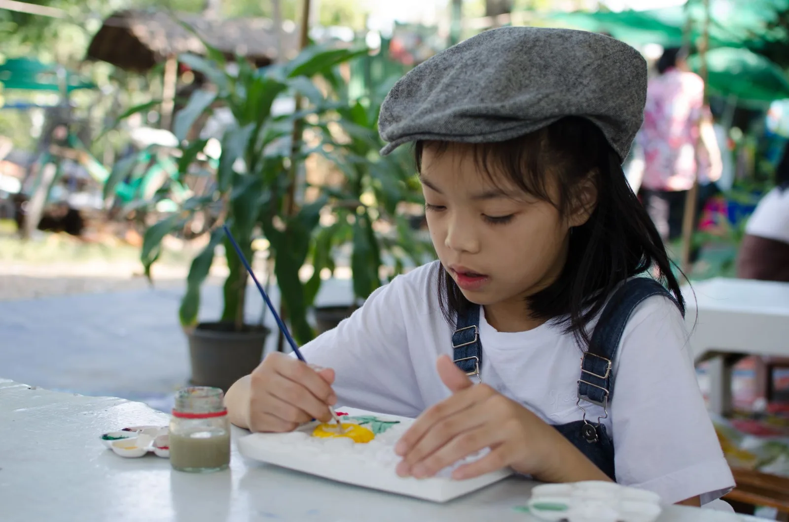 Trẻ em châu Á học vẽ tranh dân gian trong lớp trải nghiệm