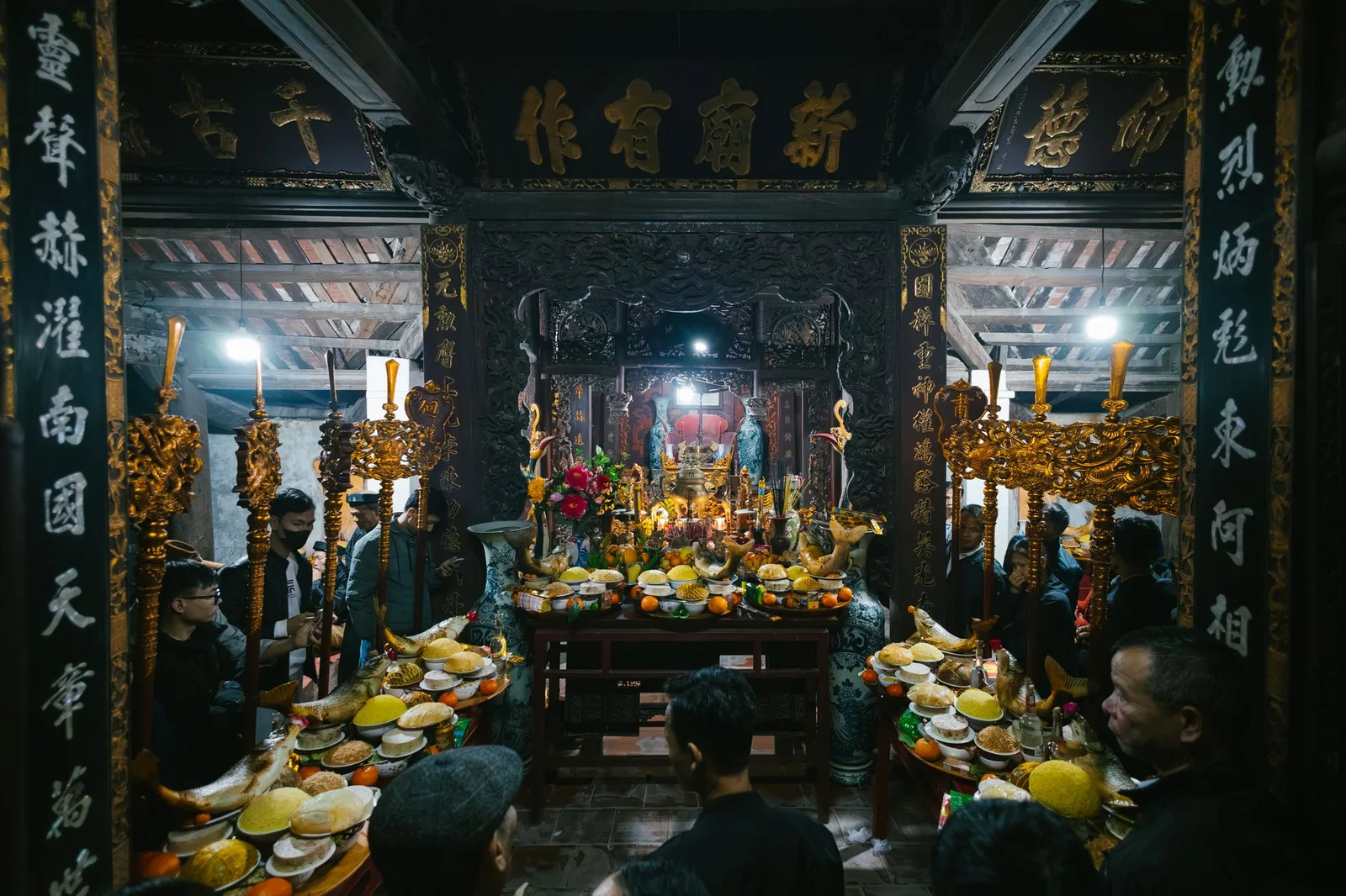 Lễ vật dâng cúng gồm hoa quả được bày biện trang trọng tại lễ hội