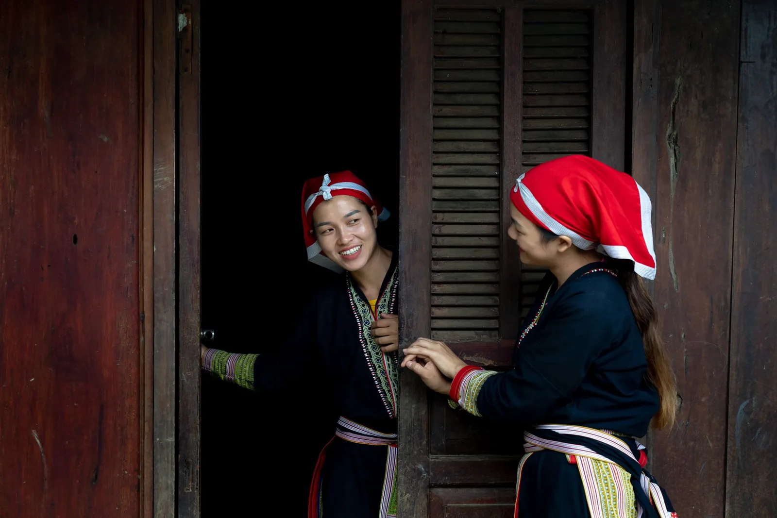 Chủ homestay địa phương niềm nở chào đón du khách