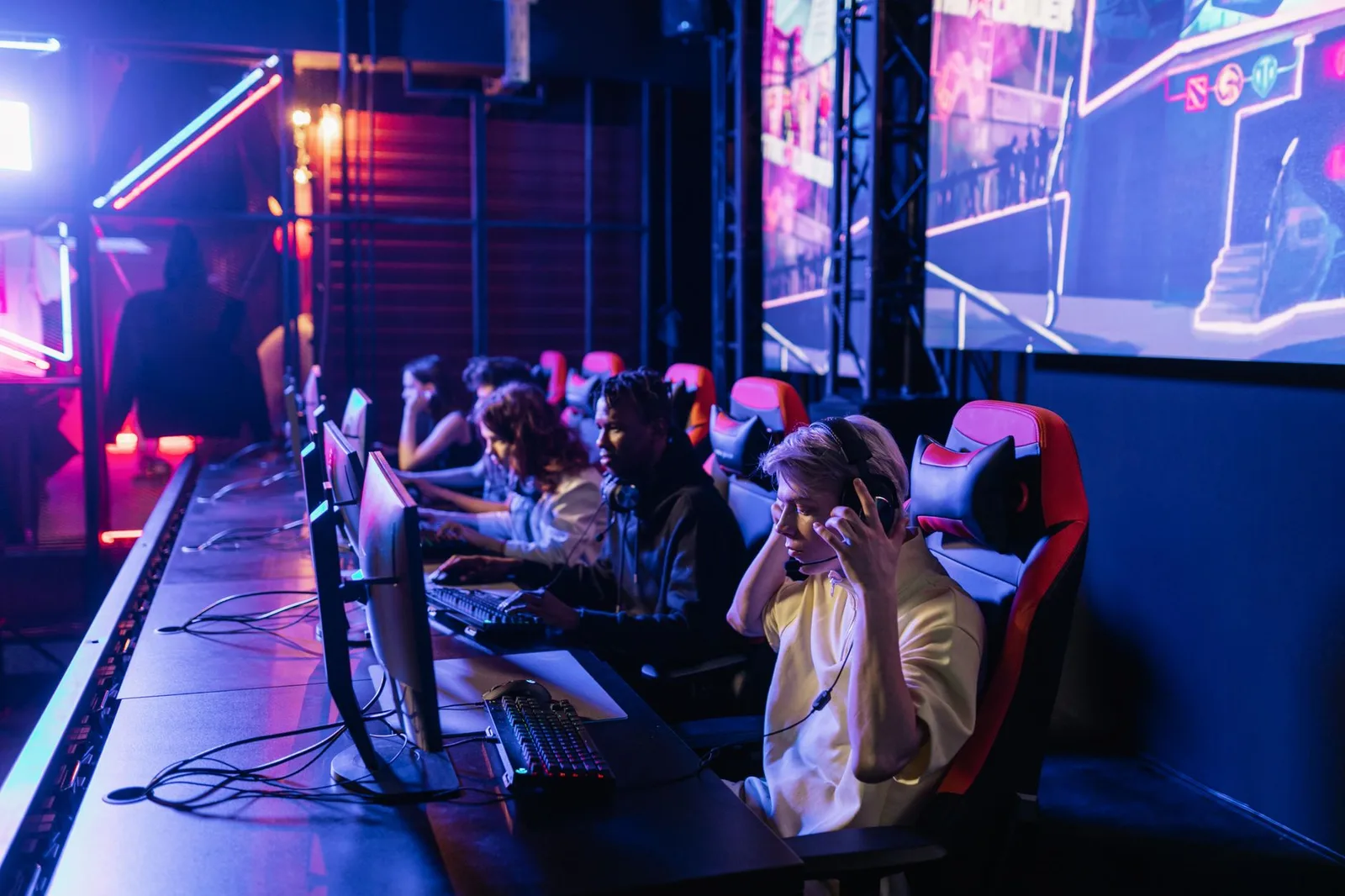 Dàn máy tính gaming với đèn LED tại tiệm net