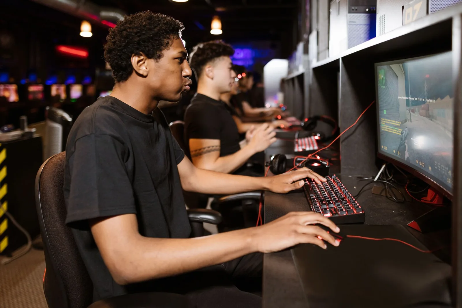 Các bạn trẻ Việt Nam chơi game tại tiệm net