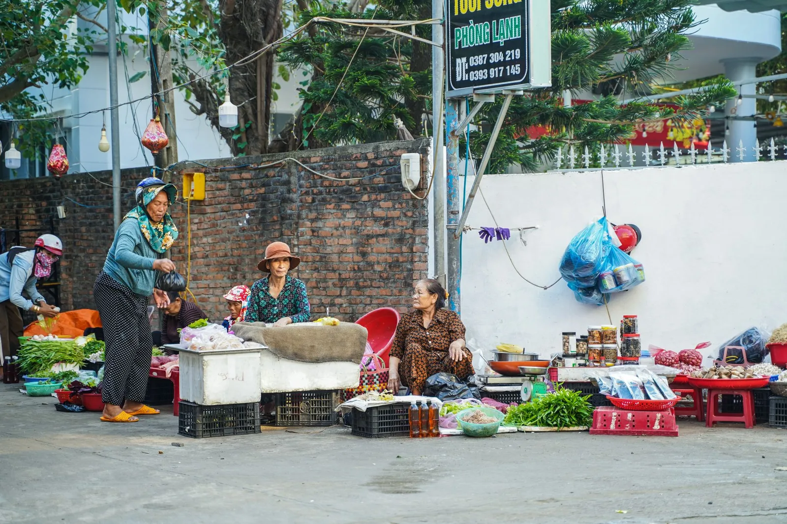 Người bán xôi dùng điện thoại nhận đơn online