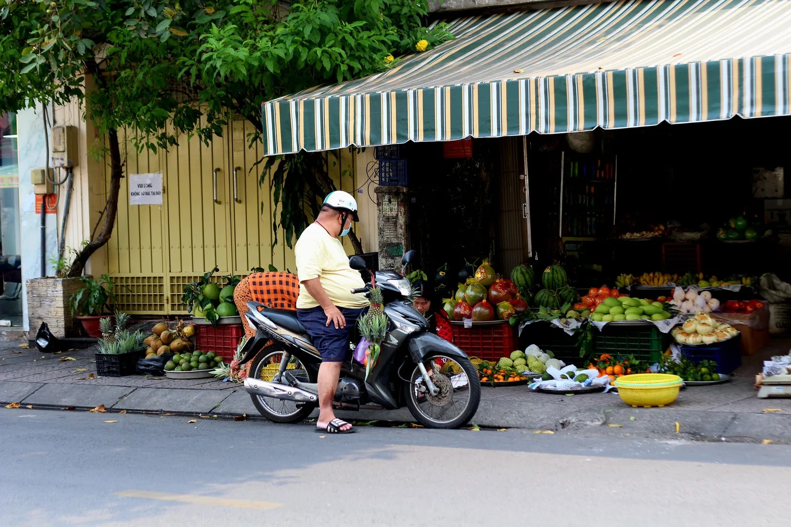 Người bán hàng rong bên gánh xôi sáng giữa lòng Sài Gòn