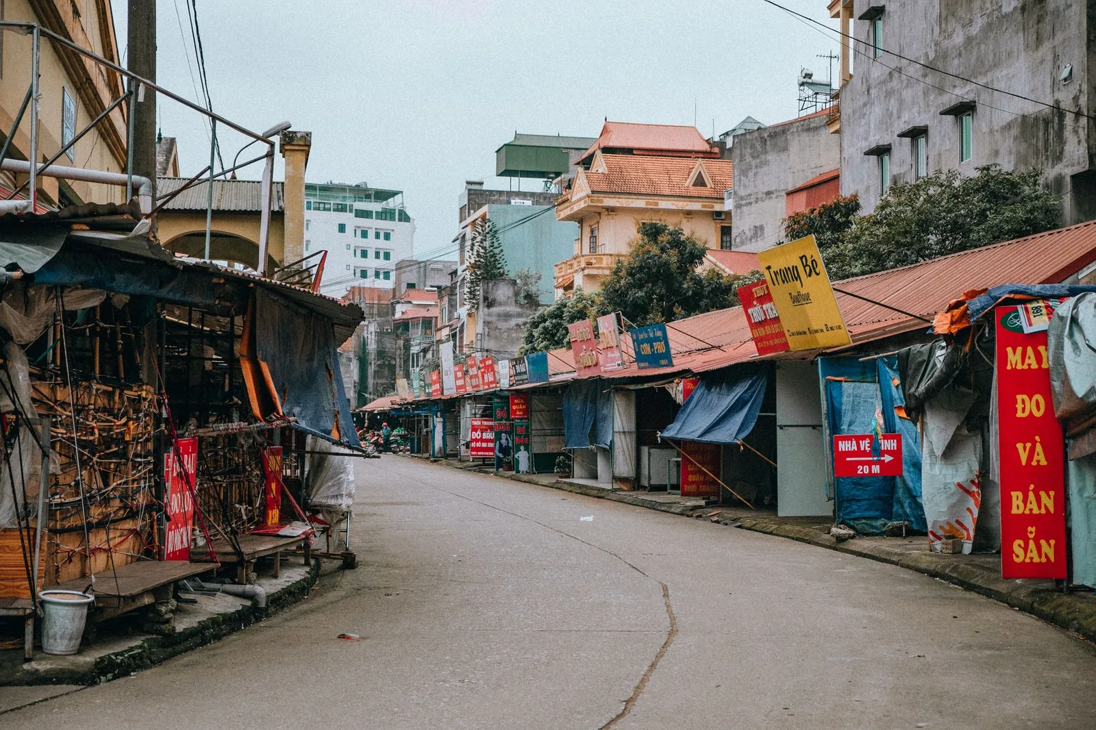 Gánh hàng rong vắng khách trên phố Sài Gòn