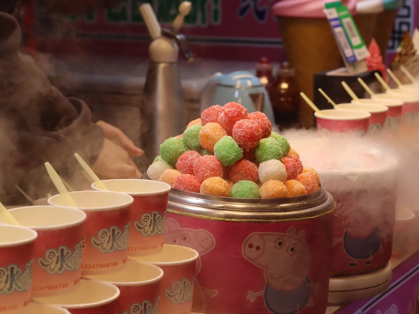 Ly trà sữa với nhiều loại topping đầy màu sắc