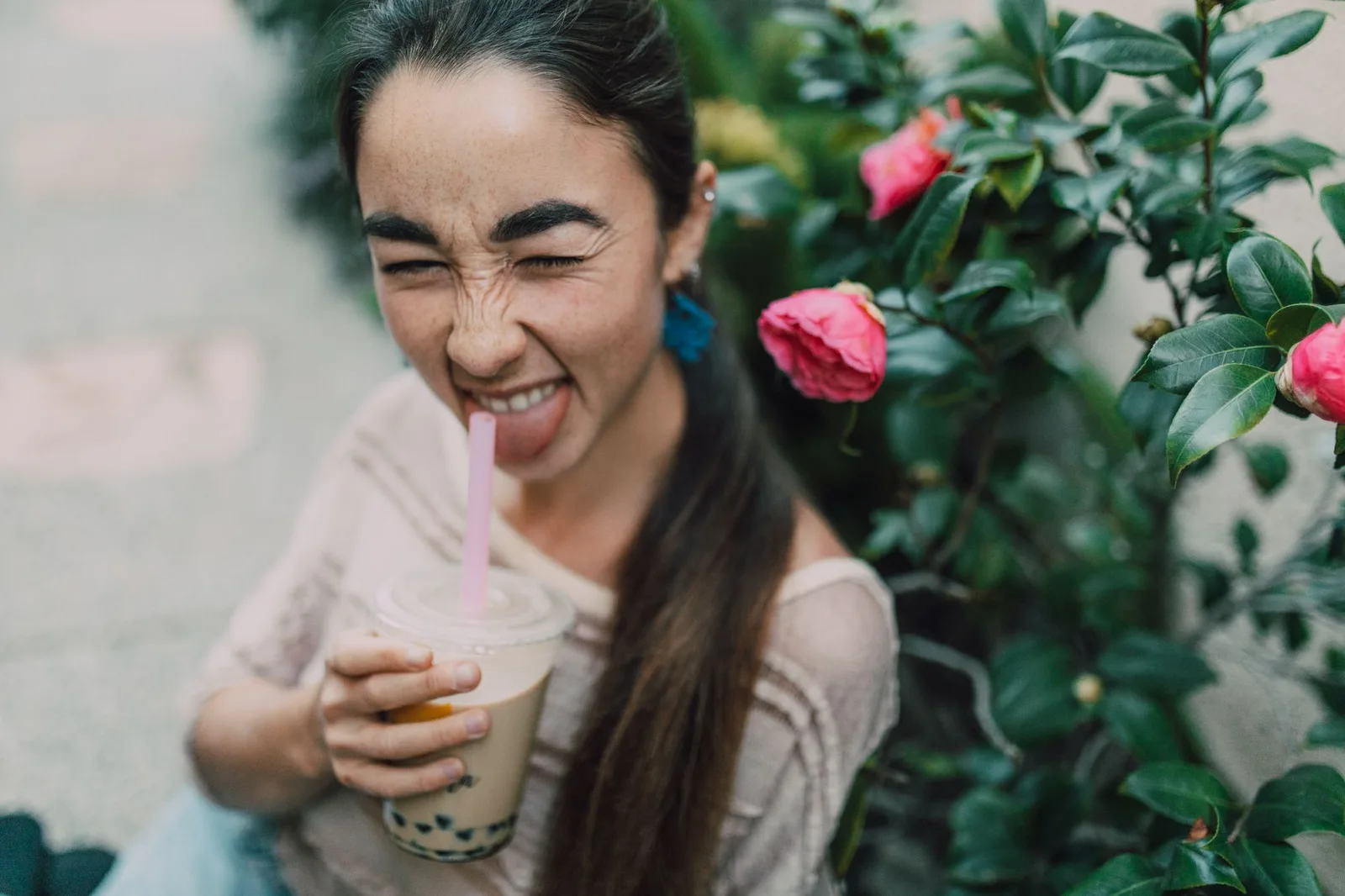Cô gái châu Á uống trà sữa theo thói quen