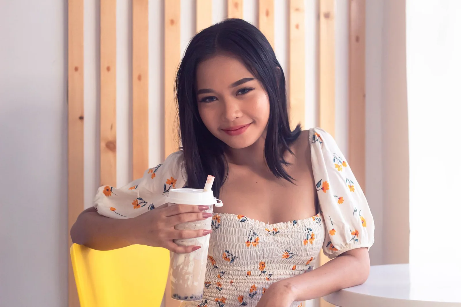 Nhiều loại trà sữa để so sánh mức đường và thành phần