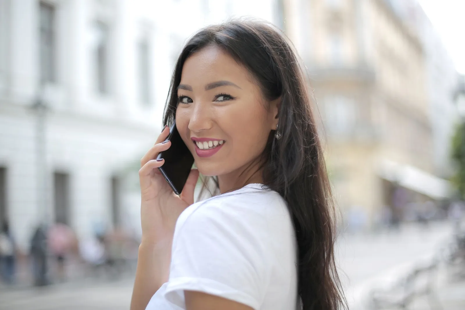 Người phụ nữ thiết lập ranh giới liên lạc qua điện thoại