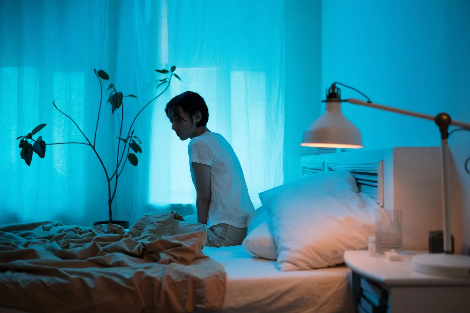 Người trẻ tuổi 18 buồn bên cửa sổ phòng ngủ