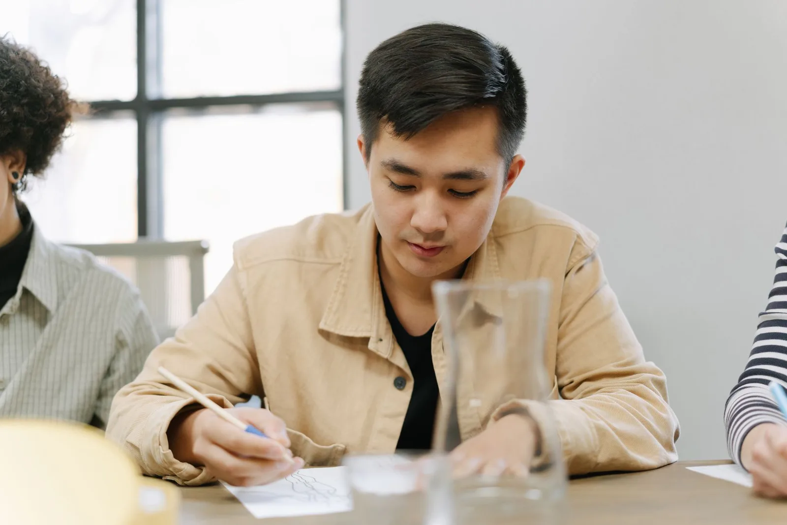 Người trưởng thành suy ngẫm về kế hoạch tương lai