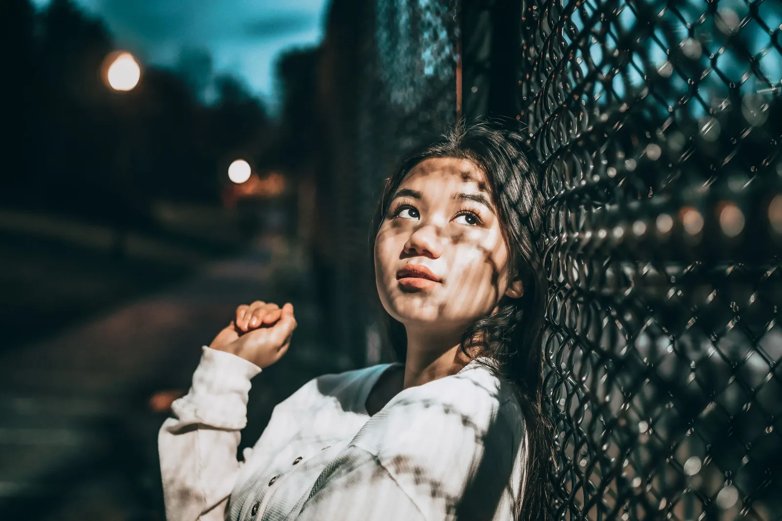 Người phụ nữ châu Á suy ngẫm về những dấu hiệu thiếu ranh giới