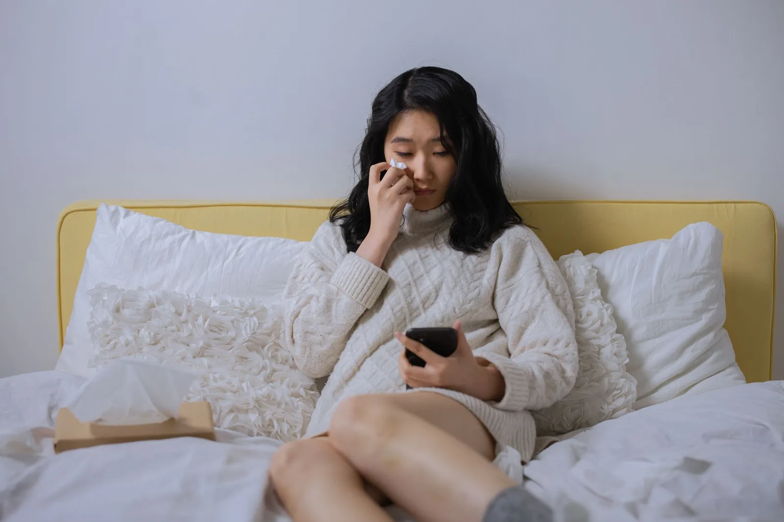 Người phụ nữ châu Á buồn bã khi cảm thấy xa cách trong tình yêu